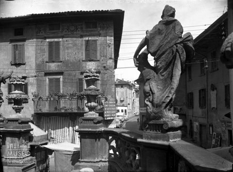 Statua e abitazioni