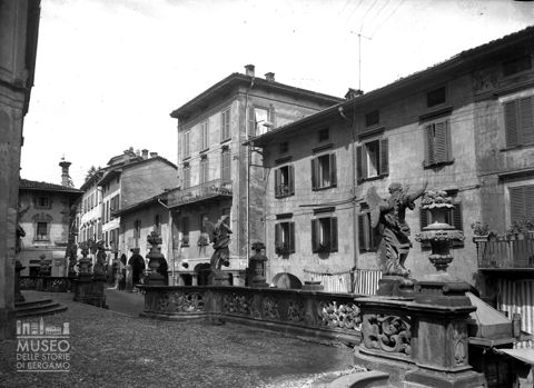Sagrato e abitazioni