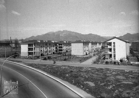 Palazzine presso un terrapieno