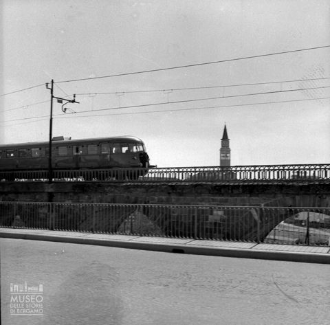 Treno di passaggio sul ponte