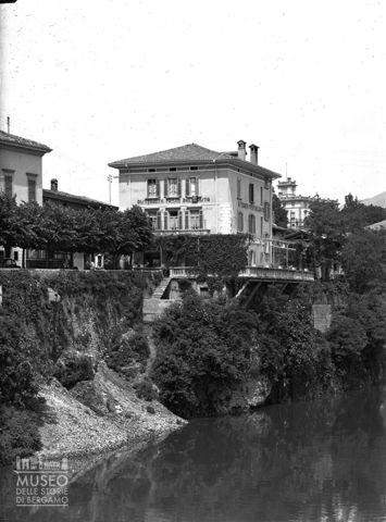 Ristorante e fiume