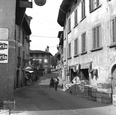 via Roma, con attività commerciali