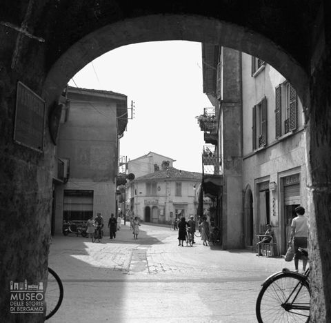 Via Vittorio Emanuele attraverso un arco