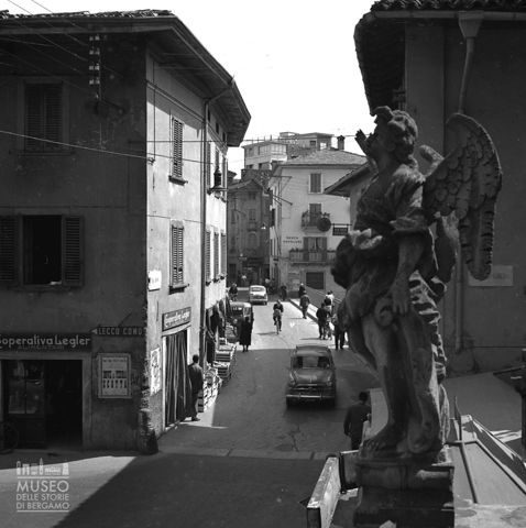 Scorcio con statua
