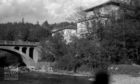 Ponte sul fiume e albergo