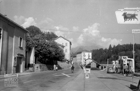 Strada con distributore di benzina