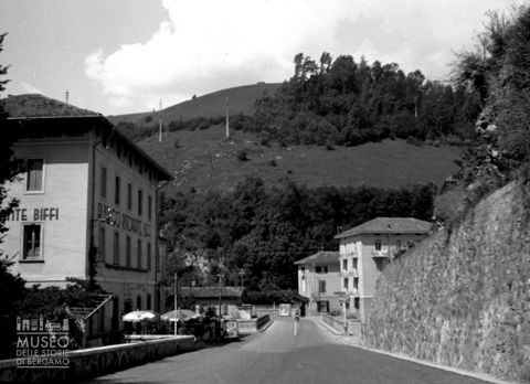 Strada con albergo