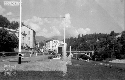 Distributore di benzina e fiume