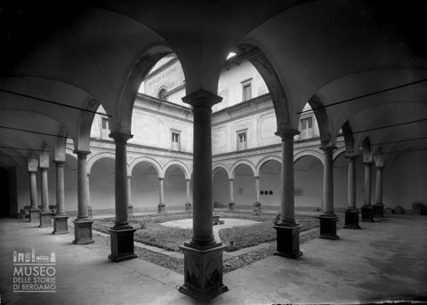 Abbazia di Pontida, chiostro inferiore