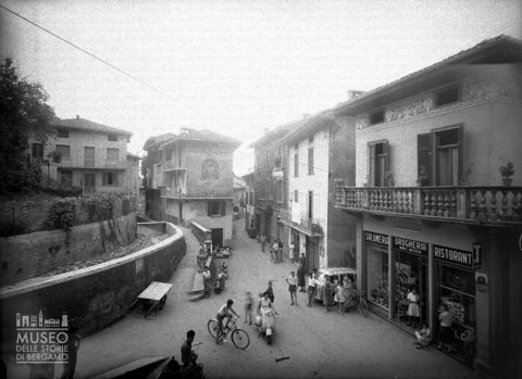 Centro del paese con ragazzi