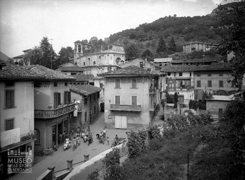 Centro del paese con ragazzi