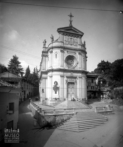 Facciata e sagrato della Chiesa Parrocchiale