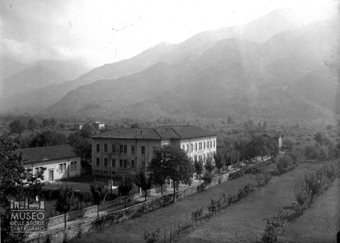 Palazzina e campi