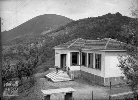 Bambini presso una casa