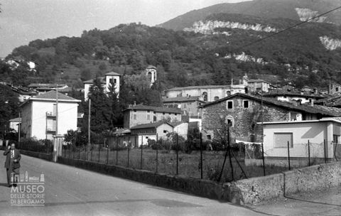 Centro abitato con uomo che passeggia