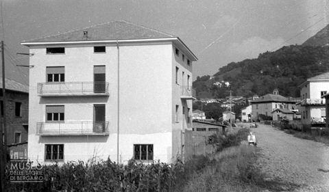 Palazzina e strada con motorino