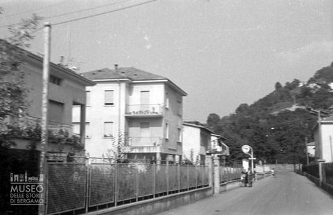 Palazzina e strada con passanti