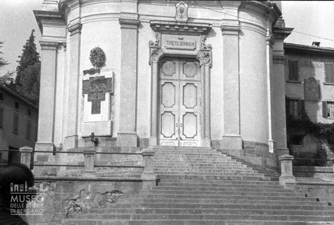 Facciata e sagrato della Chiesa Parrocchiale