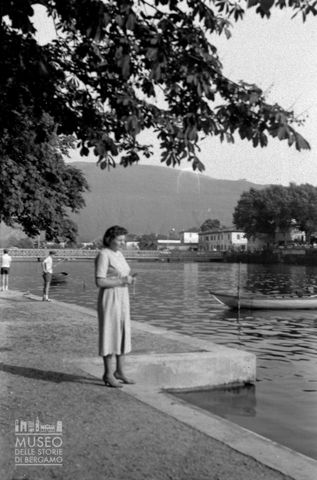 Donna sul lungolago