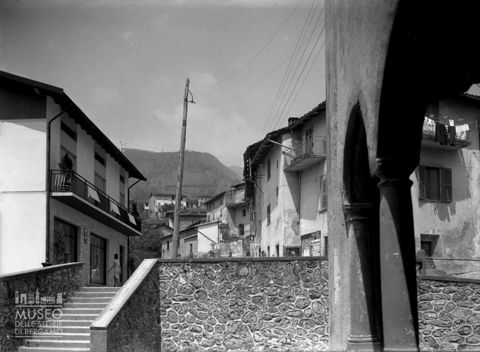 Case e pronao della parrocchiale