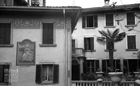 Edifici con affreschi