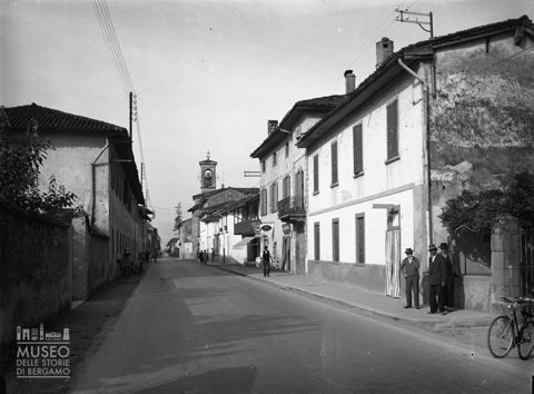 Strada con caserma e chiesa