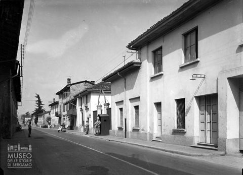 Ingresso caserma e soldati