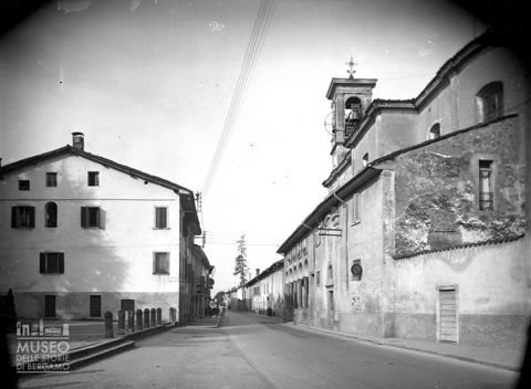Strada con chiesa