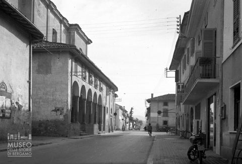 Chiesa e negozi