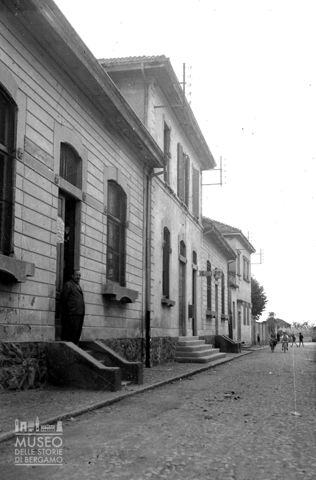 Edifici con ufficio postale
