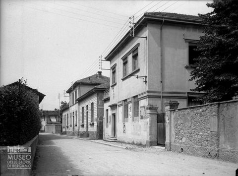 Edifici e strada sterrata