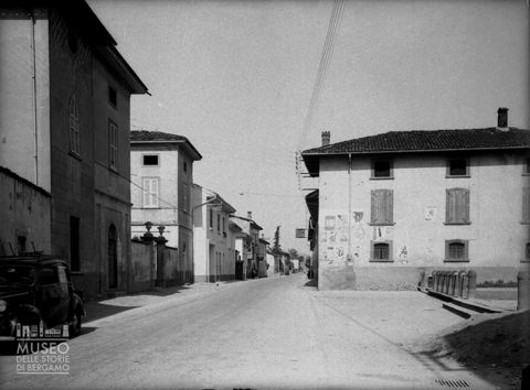 Strada con sagrato e caserma