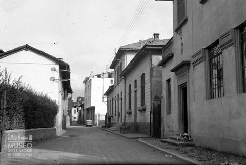 Strada con ufficio postale