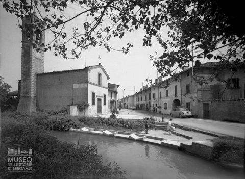 Pumenengo, lavatoio nei pressi di una chiesa