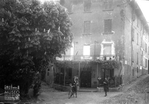 Ragazze presso un edificio
