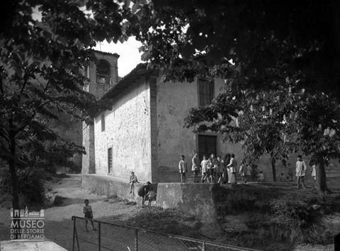 Bambini presso una chiesa