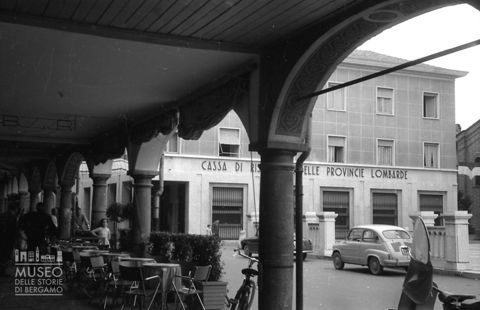 Portici con bar e banca