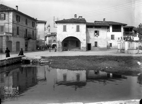 Corso d'acqua e abitazioni