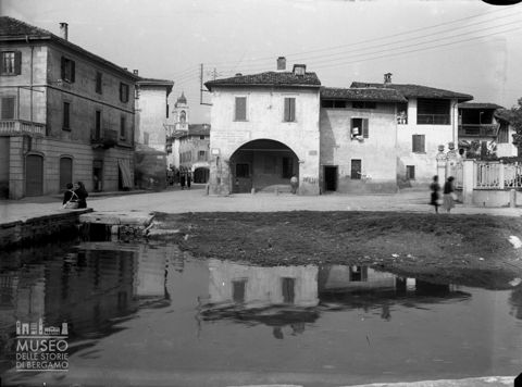 Laghetto e abitazioni