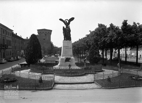 Monumento ai caduti e Rocca