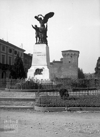 Monumento ai caduti e Rocca