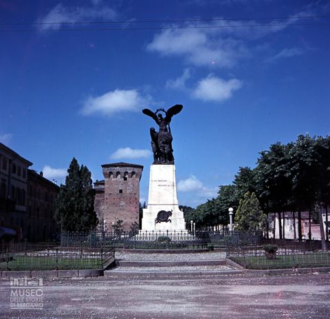Piazza con monumento ai caduti e Rocca