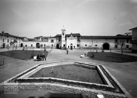 Piazza e chiesetta