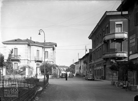 Auto e pedoni in piazza IV novembre