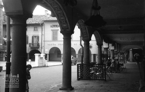 Piazza da un porticato