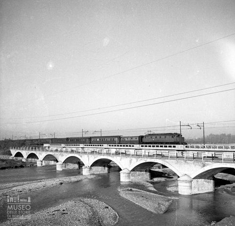Ponte ferroviario sul fiume Serio