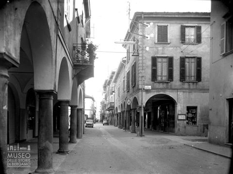 Strada con portici