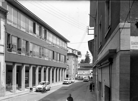 Via con palazzo moderno
