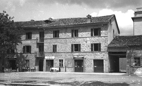 Albergo e piazza [2]