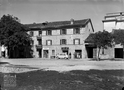 Piazza e albergo Aurora [1]